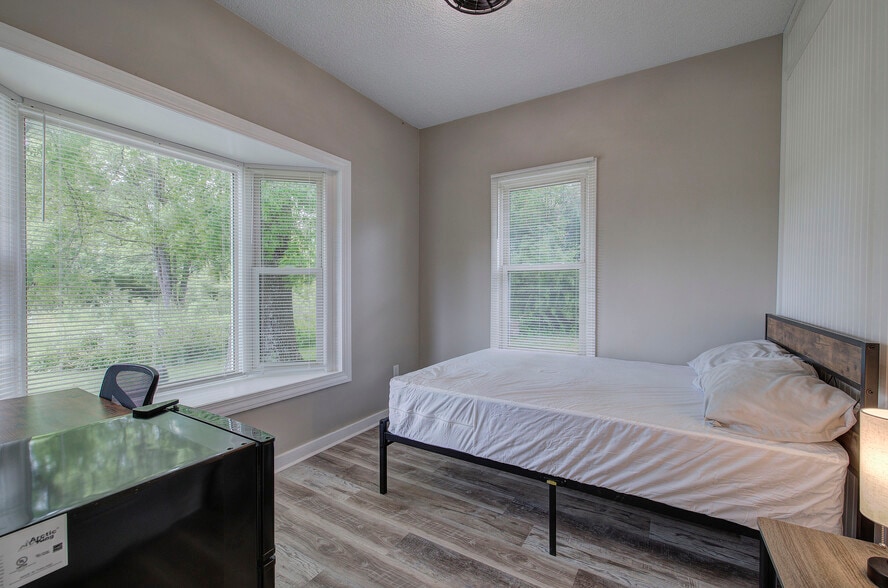 Room 1 - 227 Saint Elmo Cir