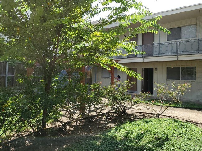 Building Photo - 2020 W Main St