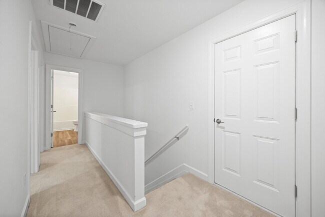 Building Photo - Prime Charlotte Location!