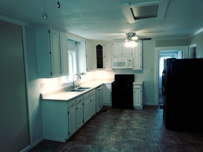 Building Photo - Adorable 2 Bed/1 Bath Single Story Home - Statesville - Covered Front Porch - Back Deck - Washer/...