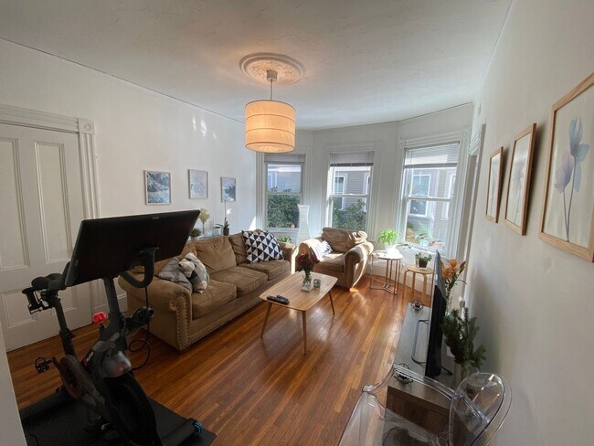 Building Photo - 172 Elm St