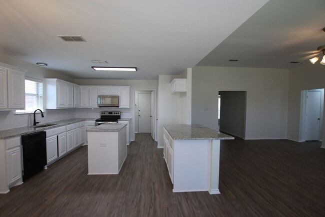 Building Photo - Beautifully updated 3 bedroom 2 bath home ...