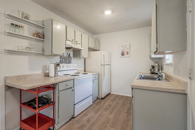 Building Photo - Super cute 2 bedroom 1 bath duplex