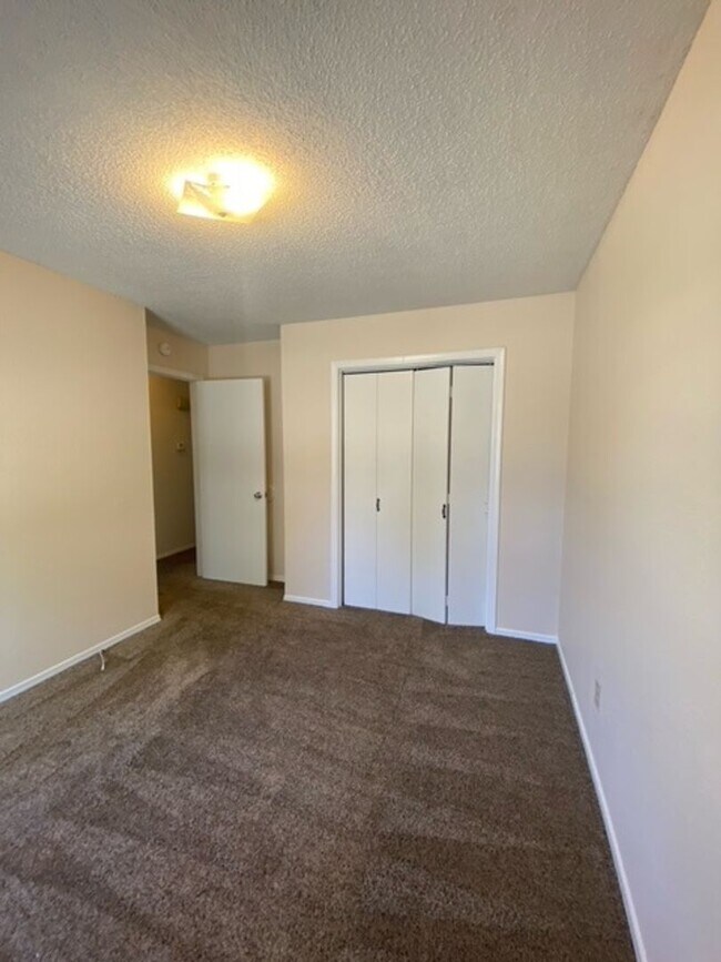 Building Photo - Great Duplex! 2 Bed, 1 Bath