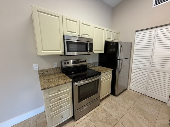 Building Photo - ANNUAL RENTAL - 1 BED / 1 BATH AT OASIS WITH LAKE VIEW