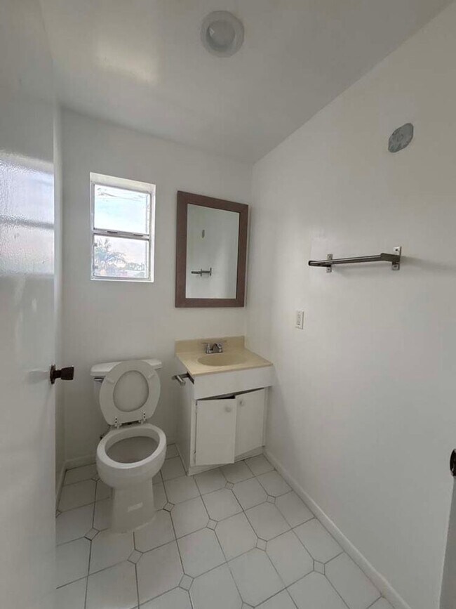 Building Photo - 915 Broadway St