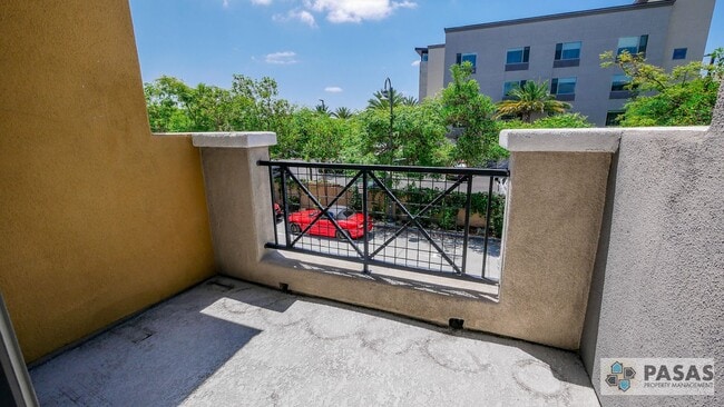 Building Photo - Modern Corner-Unit Condo with tandem 2-Car Garage in Central San Diego