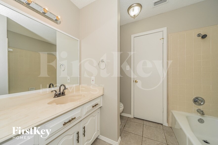 Building Photo - 3941 Los Robles Dr