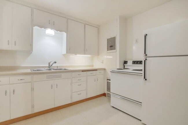 Building Photo - APPLICATION PENDING - Adorable 1 bedroom/1...
