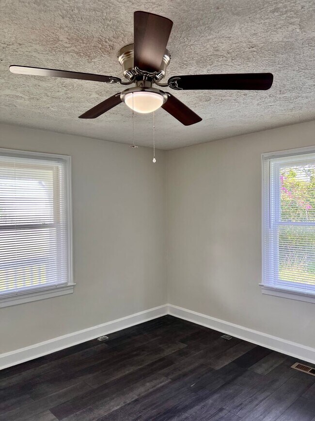 Building Photo - AVAILABLE AUGUST 14! 3 Bedroom Home Near Downtown Clarksville