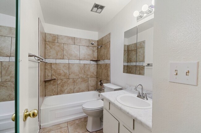 Building Photo - Centrally located 1 bedroom, 1 bath with bonus Den in a duplex, SW side of Swan & Grant.