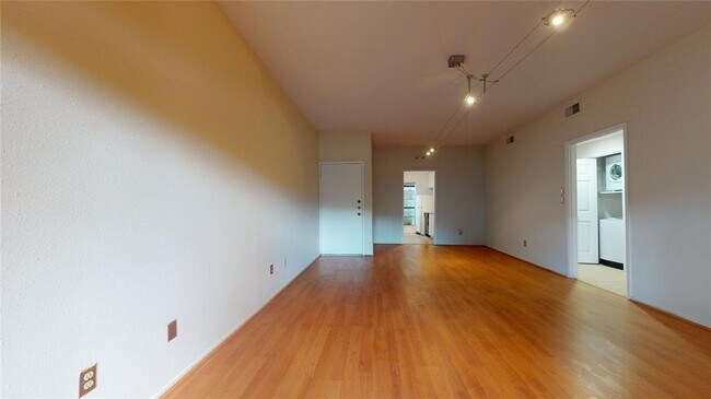 Building Photo - 9707 Richmond Ave