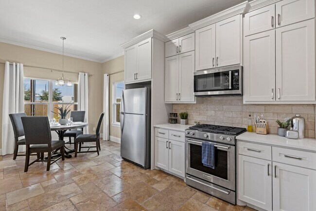 Building Photo - 2211 Silverbonnet St