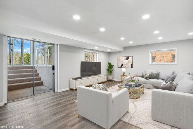 Building Photo - 8952 Oak Park Ave