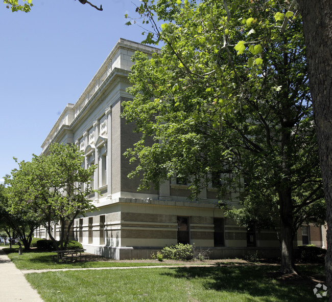 Building Photo - Lewis Center