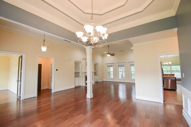 Building Photo - 4 Bedroom 2.5 Bathroom- Small Dogs Considered