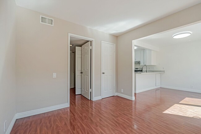 Building Photo - BEAUTIFUL REMODELED TWO STORY TOWNHOME IN ...