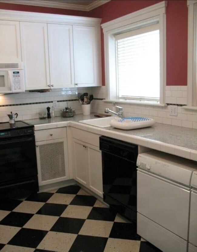 Building Photo - Timeless Queen Anne Condo with Modern Amen...