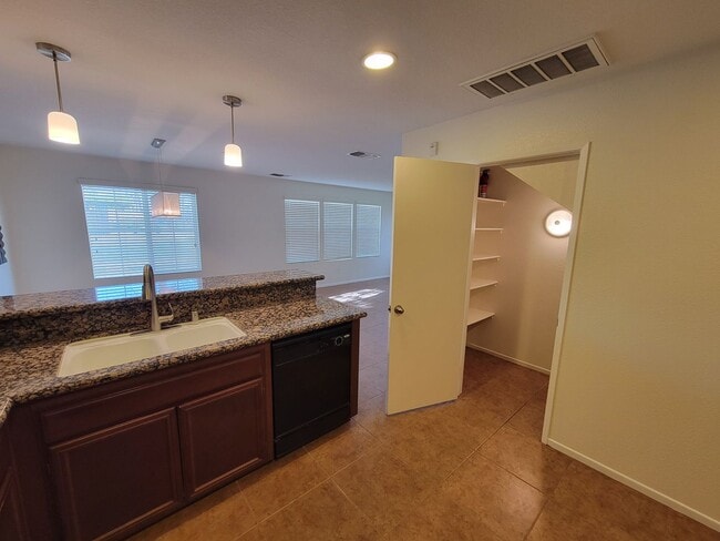 Building Photo - Spacious 3-Bedroom Townhome in Imperial – Available for Lease!