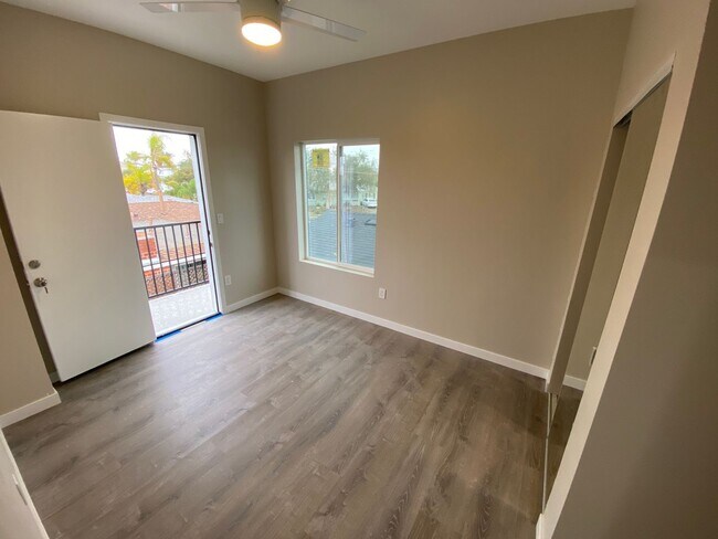 Building Photo - 4BD/2BA with a Balcony!