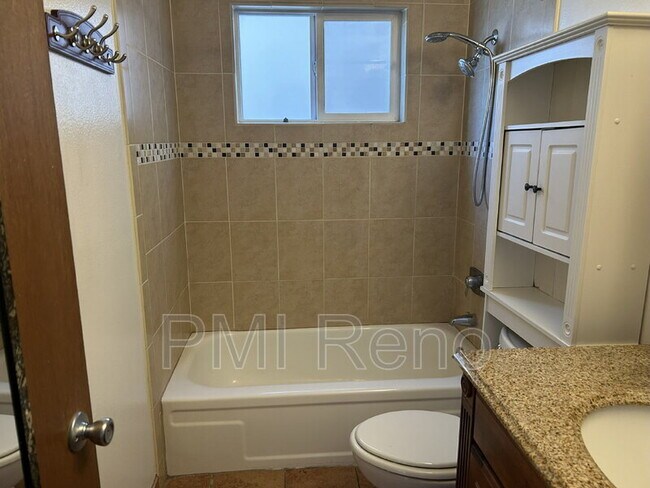 Building Photo - 370 La Rue Ave