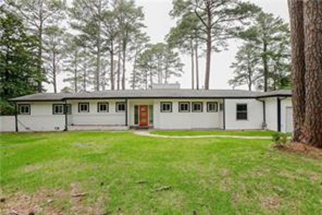 Building Photo - 4 BED/3 BATH LOCATED IN A WATERFRONT COMMU...