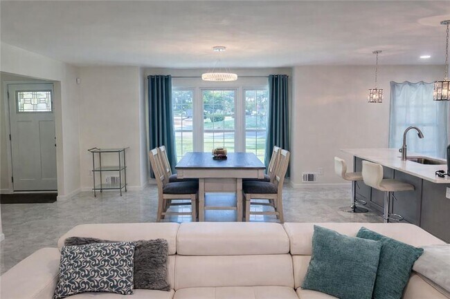 Building Photo - 2124 Zelda Dr NE