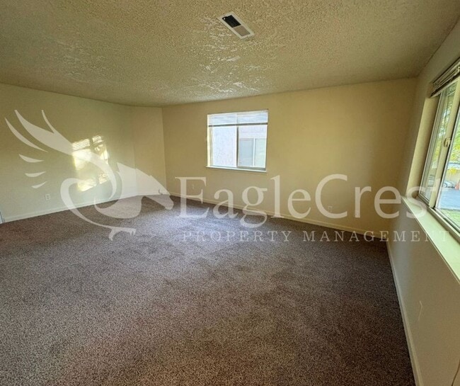 Building Photo - Two Bedroom Upstairs Unit in The Vineyards...