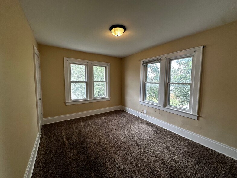 Building Photo - 547 E Deshler Ave