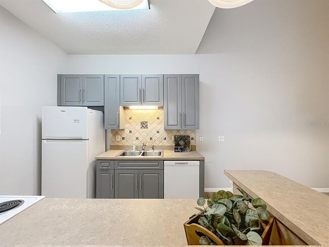 Building Photo - 185 N Pearl Lake Causeway