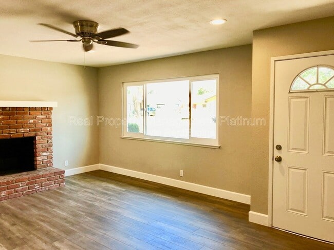 Building Photo - 3653 N Shirley Ave