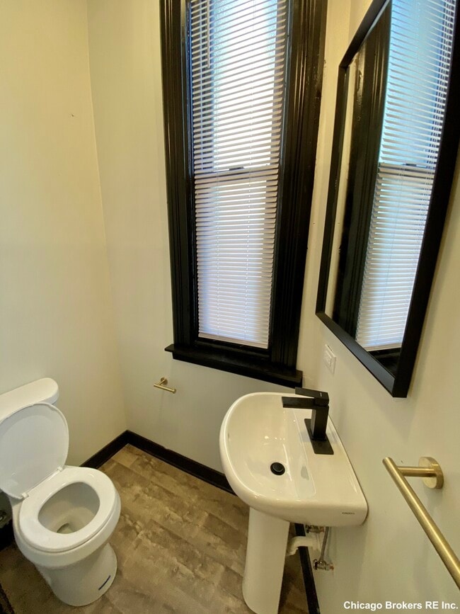 Building Photo - 411 W Belden Ave