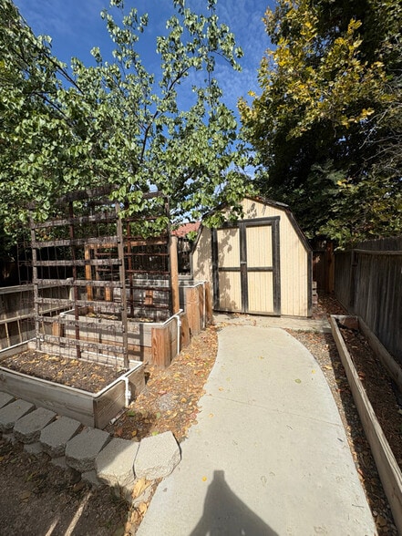 Building Photo - 5960 W Fir Ave