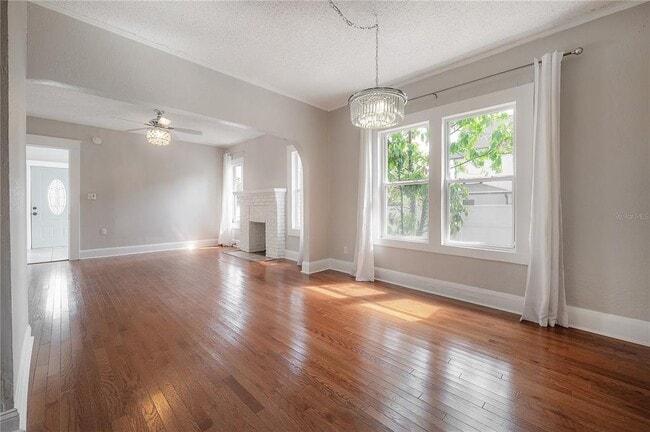 Building Photo - 302 W Hilda St