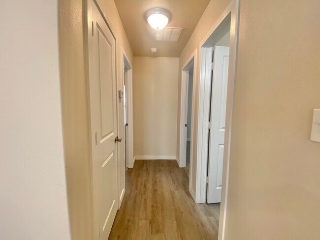 Building Photo - Now accepting Section 8