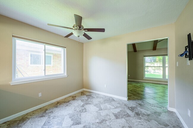 Building Photo - 10422 Gulfstream Ln