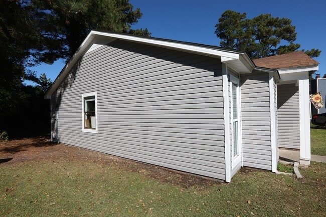 Building Photo - Townhome Beauty!