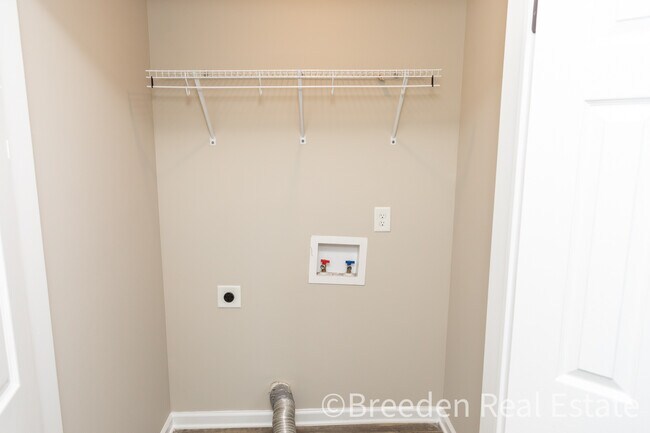 Building Photo - 1096 Elm Cir