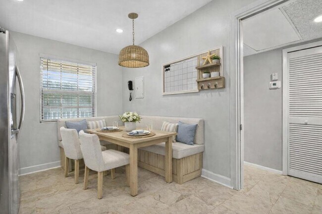 Building Photo - 3503 Oaks Way