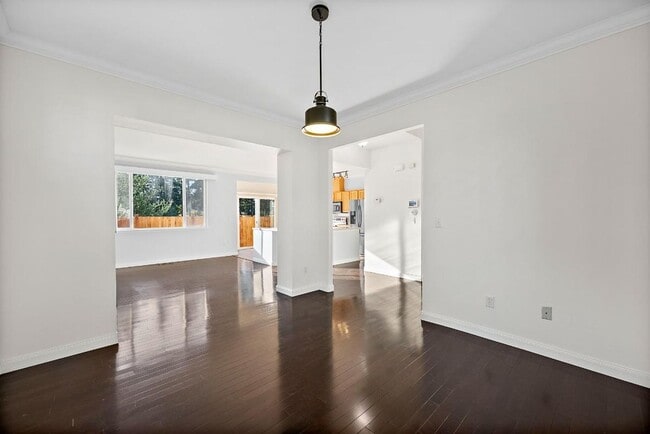 Building Photo - Modern 4-Bedroom Home with 5-Piece Primary...