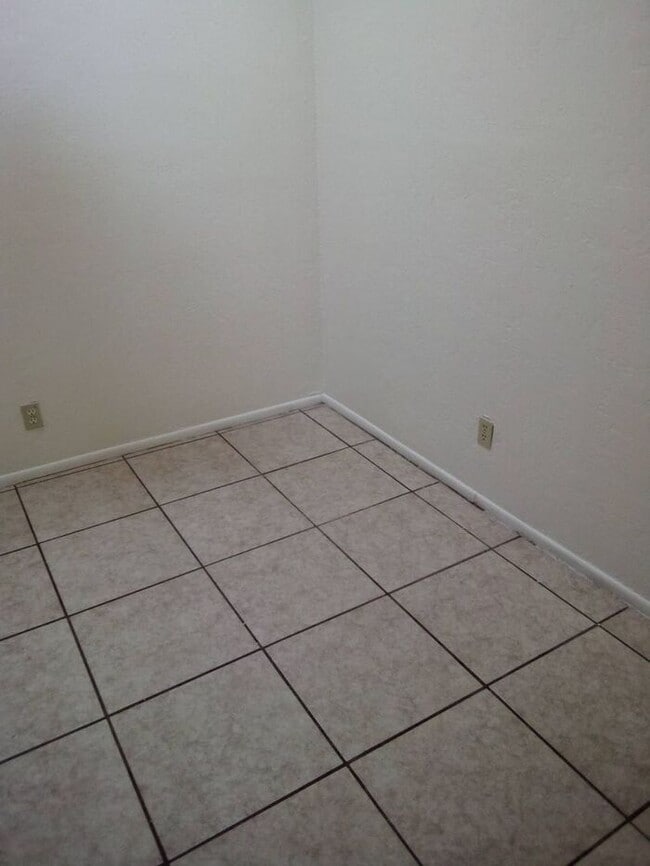 Building Photo - Nice 2 bedroom - 1 bath in Southside Tucson