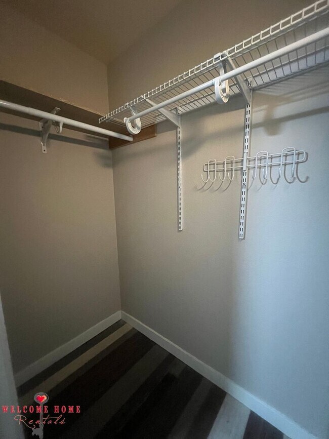 Building Photo - Remodeled rambler, no carpet, with HUGE fenced yard!!