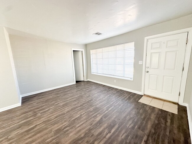 Building Photo - Move in ready - 3 Bed - 1 Bath!