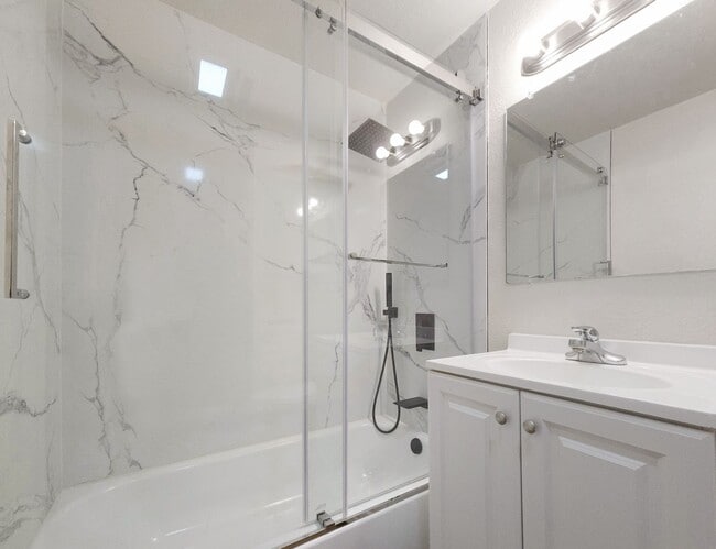 Building Photo - Serene Lake Union Apartment with Scenic Vi...