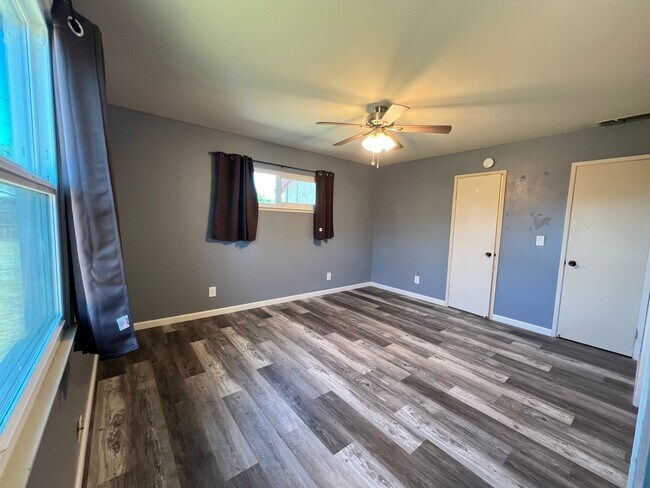 Building Photo - Madera home for rent- corner lot with solar