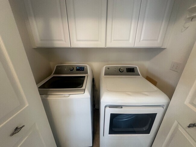 Building Photo - Great Townhome in Henderson Gated Community