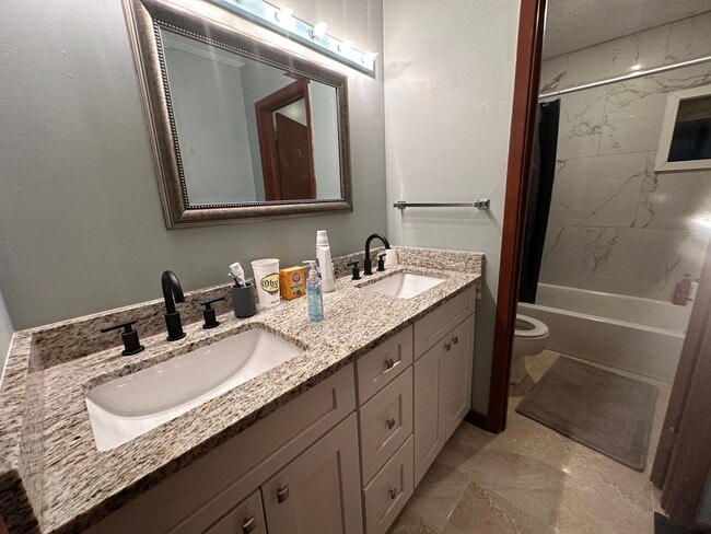 Building Photo - 6 BR 3 BA House in Colonial Hill Community