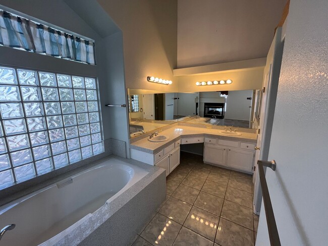 Building Photo - Single story home with pool