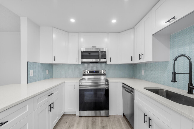 Building Photo - 59 Saxony B