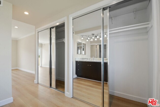 Building Photo - 4710 La Villa Marina